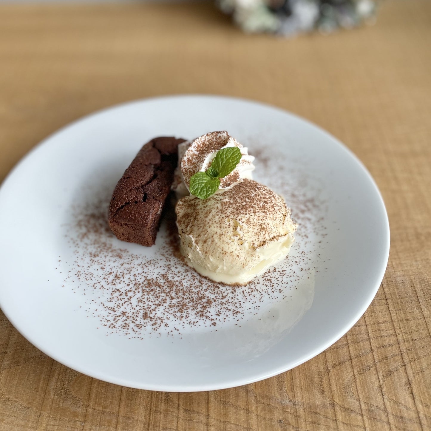 リッチ抹茶ケーキアイスクリーム添え Homemade Matcha Cake with Ice Cream