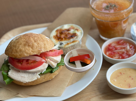ランチプレート（鶏ハムサンド、グラタン、スープ、ピクルス）Lunch Plate