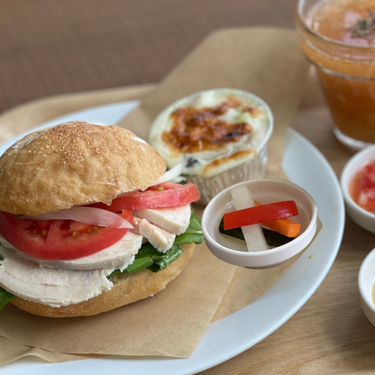 ランチプレート（鶏ハムサンド、グラタン、スープ、ピクルス）Lunch Plate